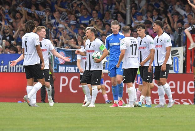 August 15, 2026, GER, Soccer, 3rd Division, 2026–2027 Season, Matchday 2, Sportclub Arena, Verl SC Verl vs. MSV Duisburg 2–4. After conceding four goals in eleven minutes, SCV captain Niko Kijewski of SC Verl felt there was a need for discussion; action, still image, horizontal, facial expressions, gestures