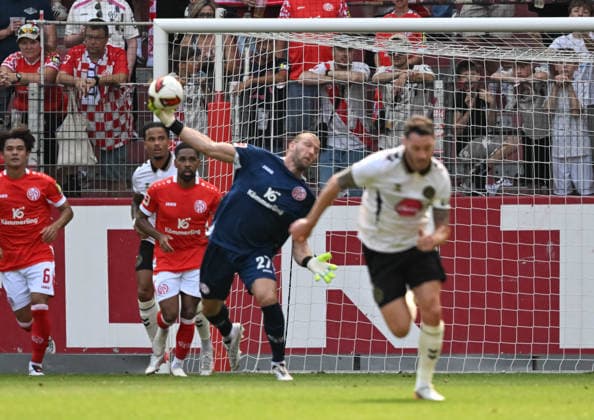 August 15, 2026, xsltx, Soccer Friendly, FSV Mainz 05 vs. AFC Bournemouth: Robin Zentner (1, FSV Mainz 05) sets up Sheraldo Becker’s (1, FSV Mainz 05) 1–0 goal with a long throw-in. DFL and DFB regulations prohibit any use of photographs as IIMAGE SEQUENCES and or QUASI-VIDEO