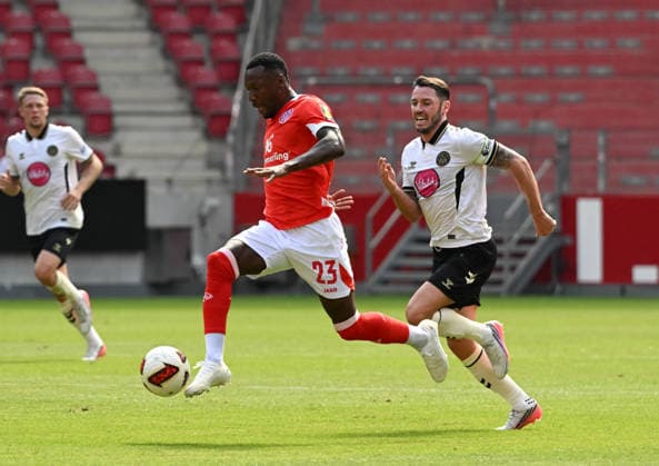 August 15, 2026, xsltx, Soccer Friendly, FSV Mainz 05 vs. AFC Bournemouth: After a long throw-in by Robin Zentner (1, FSV Mainz 05), Sheraldo Becker (1, FSV Mainz 05) outruns Adam Smith (AFC Bournemouth) and scores to make it 1–0. DFL and DFB regulations prohibit any use OF PHOTOGRAPHS AS IMAGE SEQUENCES AND OR QUASI-VIDEO
