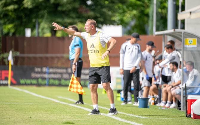 Soccer, Men s, 2026–2027 Season, Friendly Match in Salzburg, 1. FC Union Berlin vs. Aris Limassol FC, Coach Mauro Lustrinelli, 1. FC Union Berlin in yellow warm-up jackets, August 9, 2026, Copyright: xMatthiasxKochx