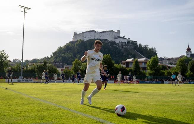 Soccer, Men s, 2026–2027 season, friendly match in Salzburg over 3 x 45 minutes, 1 FC Union Berlin 3–2 Aris Limassol FC, Tim Skarke (1 FC Union Berlin), with Hohensalzburg Fortress in the background, August 9, 2026, Copyright: xMatthiasxKochx