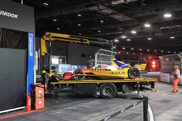 Lucas di Grassi s Lola Yamaha on a tow truck after retiring due to technical problems, FIA Formula E World Championship, Season 12, London E-Prix, August 16, 2026, Excel Exhibition Center, Free Practice 3