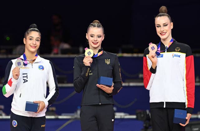 August 16, 2026, xhbx, 2026 Rhythmic Gymnastics World Championships, from left: Sofia Raffaeli (Italy), Taisilia Onofriichuk (Ukraine), Darja Varfolomeev (Germany) – Medal Ceremony, Hoop Event, Frankfurt am Main
