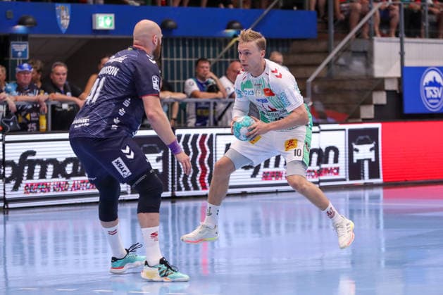 August 16, 2026, xgox, Handball Wartburg Cup SC Magdeburg vs. SG Flensburg Handewitt emspor, from left: Arnar Freyr Arnarsson (Flensburg), 41, Gisli Thorgeir Kristjansson (Magdeburg), 10; duel, battle, tackle, Eisenach