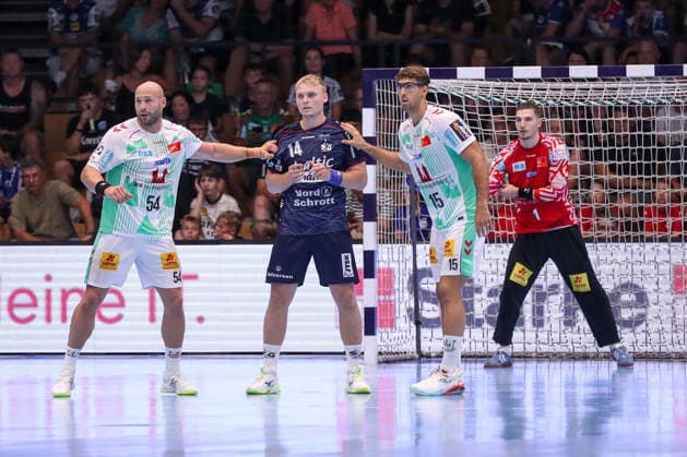 August 16, 2026, xgox, Handball Wartburg Cup SC Magdeburg vs. SG Flensburg Handewitt emspor, from left: Oscar Bergendahl (Magdeburg), 54, Emil Bergholt (Flensburg), 14, Antonio Serradilla (Magdeburg), 15; duel, battle, tackle, Eisenach