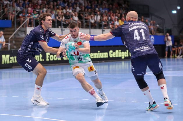 August 16, 2026, xgox, Handball Wartburg Cup: SC Magdeburg vs. SG Flensburg Handewitt emspor, from left: Niclas Kirkelokke Kirkelökke, Flensburg, 5, Elvar Oern Jonsson, Magdeburg, 19, Arnar Freyr Arnarsson, Flensburg, 41, tackle, duel, battle, Eisenach