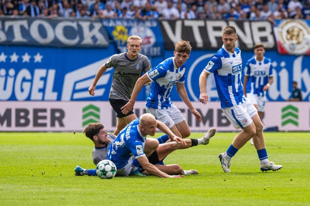 Rostock, Germany, August 16, 2026; 3. Liga 2026–2027, Matchday 2: FC Hansa Rostock vs. SV Waldhof Mannheim. Pictured, from left, in a tackle: Vincent Thill of Waldhof Mannheim and Milosz Brzozowski of Hansa Rostock. Copyright: xFotostandx xVoelkerx
