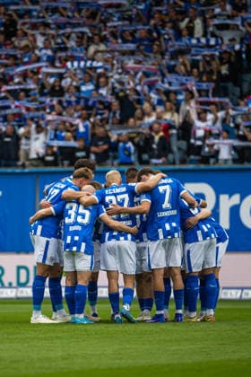 Rostock, Germany, August 16, 2026; 3. Liga 2026–2027, Matchday 2: FC Hansa Rostock vs. SV Waldhof Mannheim. Pictured: The Hansa Rostock players form a team circle to show solidarity. Copyright: xFotostandx xVoelkerx