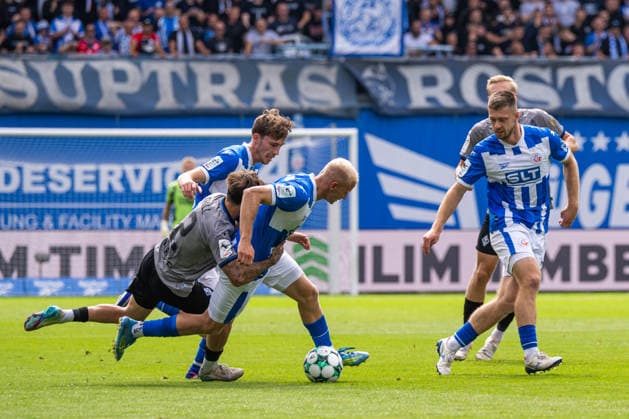 Rostock, Germany, August 16, 2026; 3. Liga 2026–2027, Matchday 2: FC Hansa Rostock vs. SV Waldhof Mannheim. Pictured, from left, in a tackle: Vincent Thill of Waldhof Mannheim and h Copyright: xFotostandx xVoelkerx