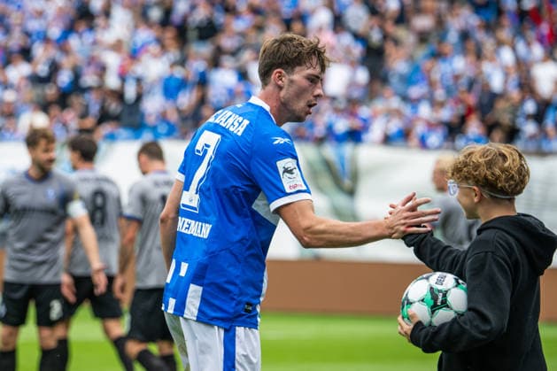 Rostock, Germany, August 16, 2026; 3. Liga 2026–2027, Matchday 2: FC Hansa Rostock vs. SV Waldhof Mannheim. Pictured: Bernie Lennemann of Hansa Rostock celebrates his goal—making the score 2–3—with a ball boy and high-fives him. Copyright: xFotostandx xVoelkerx