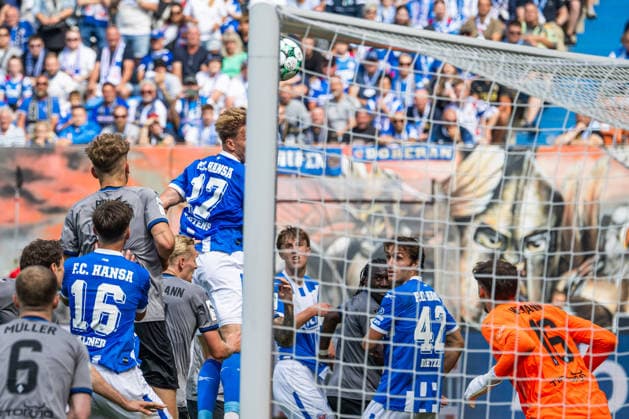 Rostock, Germany, August 16, 2026, 3. Liga 2026–2027, Matchday 2: FC Hansa Rostock vs. SV Waldhof Mannheim. Pictured, fourth from the left: Florian Carstens. Hansa Rostock scores the goal to tie the game at 3–3. Copyright: xFotostandx xVoelkerx