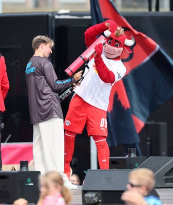 RB Leipzig – Bundesliga Season Opener, Leipzig, August 16, 2026, Festival grounds in front of the Red Bull Arena, soccer, Bundesliga 1, RB Leipzig, season opener, Pictured: Season Heat Up 2026 special guest Kevin Kampl and mascot Bulli, For editorial use only, Picture Point