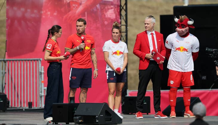 RB Leipzig – Bundesliga Season Opener, Leipzig, August 16, 2026, Festival Grounds in front of the Red Bull Arena, Soccer, Bundesliga 1, RB Leipzig, Season Opener, Pictured: Season Heat Up 2026 stage, team introductions, RB stadium announcer Clara Mohr, captain David Raum (No. 22), RB Leipzig, captain Sandra Starke, RB stadium announcer Tim Thoelke, RBL mascot Bulli, For editorial use only, Picture Point