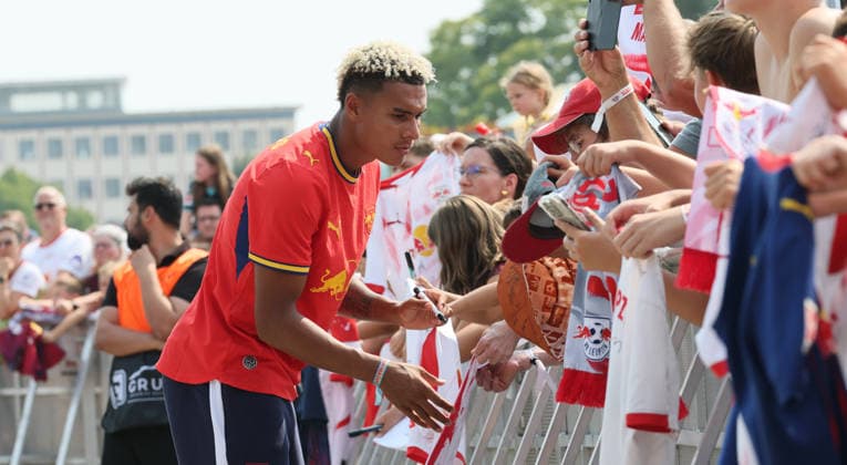 RB Leipzig – Bundesliga Season Opener, Leipzig, August 16, 2026, Festival grounds in front of the Red Bull Arena, soccer, Bundesliga 1, RB Leipzig, season opener, Pictured: Season Heat Up 2026 stage, team presentation, players signing autographs, Antonio Nusa 7, RB Leipzig, For editorial use only, Picture Point