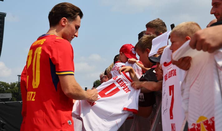 RB Leipzig – Bundesliga Season Opener, Leipzig, August 16, 2026, Festival grounds in front of the Red Bull Arena, soccer, Bundesliga 1, RB Leipzig, season opener, Pictured: Season Heat Up 2026 stage, team presentation, players signing autographs, Rocco Reitz, 20, RB Leipzig, For editorial use only, Picture Point