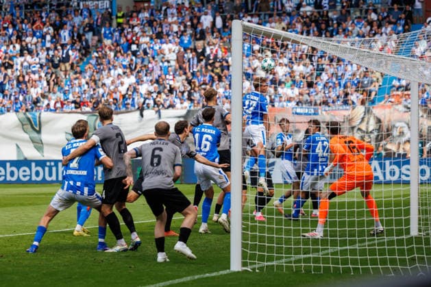 No. 17 Florian Carstens of Rostock heads in the 3-3 equalizer here. GER, FC Hansa Rostock vs. SV Waldhof Mannheim, Soccer, Men, 3rd Division, Matchday 2, 2026–2027 season, August 16, 2026, Rostock Ostseestadion, Mecklenburg-Western Pomerania, Germany