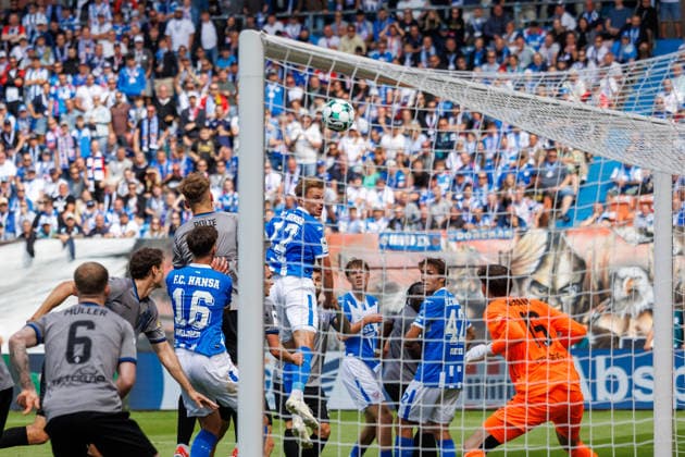 No. 17 Florian Carstens of Rostock heads in the 3-3 equalizer here. GER, FC Hansa Rostock vs. SV Waldhof Mannheim, Soccer, Men, 3rd Division, Matchday 2, 2026–2027 season, August 16, 2026, Rostock Ostseestadion, Mecklenburg-Western Pomerania, Germany
