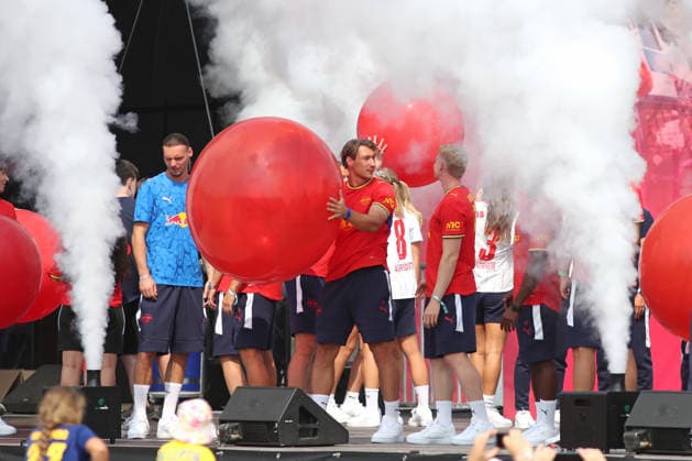 RB Leipzig Season Opener Season Heat Up, August 16, 2026, Willi Orban 4, RB Leipzig with a giant soccer ball at the Bundesliga’s 2026–2027 season opener, Season Heat Up, hosted by RB Leipzig on August 16, 2026, at the Festwiese next to the Red Bull Arena Copyright: xBEAUTIFULxSPORTS JanxKaeferx