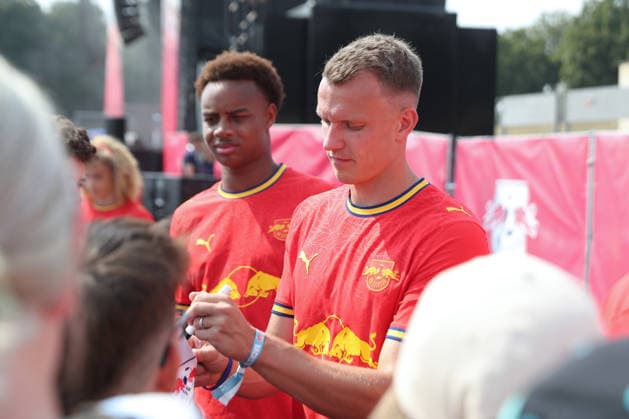 RB Leipzig Season Opener Season Heat Up, August 16, 2026; Lukas Klostermann, 16, RB Leipzig signs autographs for fans. Bundesliga, 2026–2027 season. RB Leipzig’s Season Heat Up season opener on August 16, 2026, at the Festwiese next to the Red Bull Arena Copyright: xBEAUTIFULxSPORTS JanxKaeferx