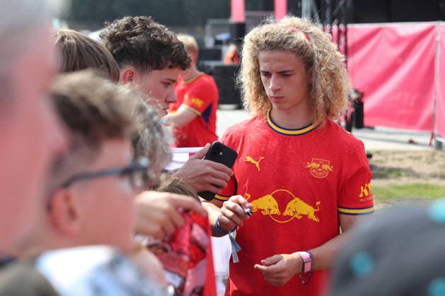 RB Leipzig Season Opener Season Heat Up, August 16, 2026, Viggo Gebel 47, RB Leipzig signs autographs for fans at the Bundesliga soccer season opener Season Heat Up for the 2026–2027 season on August 16, 2026, at the Festwiese next to the Red Bull Arena Copyright: xBEAUTIFULxSPORTS JanxKaeferx