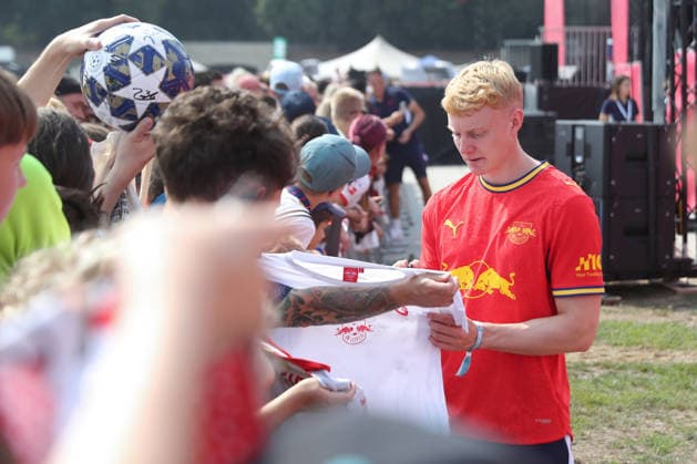 RB Leipzig Season Opener Season Heat Up, August 16, 2026, Nicolas Seiwald, 13, RB Leipzig signs autographs for fans. Bundesliga, 2026–2027 season. RB Leipzig’s Season Heat Up season opener on August 16, 2026, at the Festwiese next to the Red Bull Arena Copyright: xBEAUTIFULxSPORTS JanxKaeferx