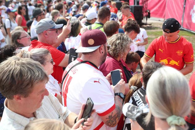 RB Leipzig Season Opener Season Heat Up, August 16, 2026—Large Crowd of Fans Flock to Get Autographs from Players—German Bundesliga, 2026–2027 season. RB Leipzig’s Season Heat Up season opener on August 16, 2026, at the Festwiese next to the Red Bull Arena Copyright: xBEAUTIFULxSPORTS JanxKaeferx