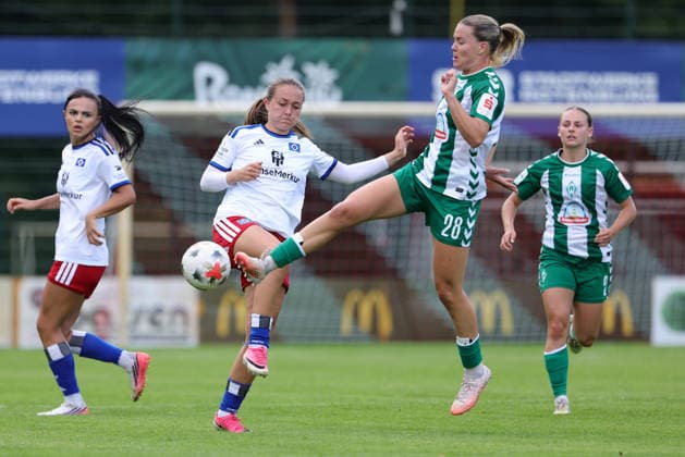 From left: Camilla Linberg (Hamburger SV, HSV), 7, and Juliane Wirtz (SV Werder Bremen), 28, in a one-on-one battle, duel, dynamic moment, action, game scene, August 16, 2026, Rotenburg Wümme, Germany, soccer, women’s friendly match, SV Werder Bremen vs. Hamburger SV xobx
