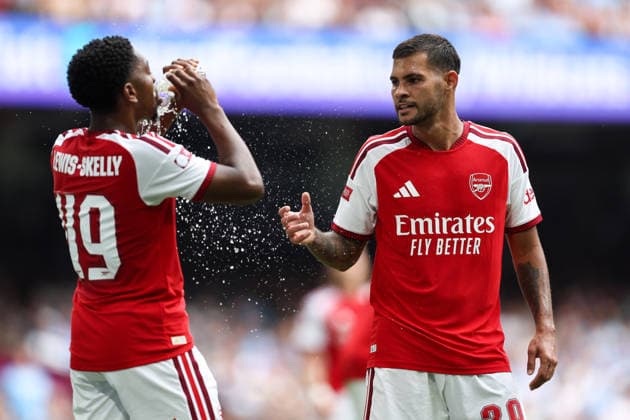 Community Shield 2026, 16. August 2026, Cardiff – Community Shield 2026, Fußball: Arsenal gegen Manchester City – Bruno Guimaraes von Arsenal und Myles Lewis Skelly von Arsenal – Foto: Charlotte Wilson – Abseits – Cardiff, Großbritannien  Copyright: xCharlottexWilsonx xOffsidexOffside