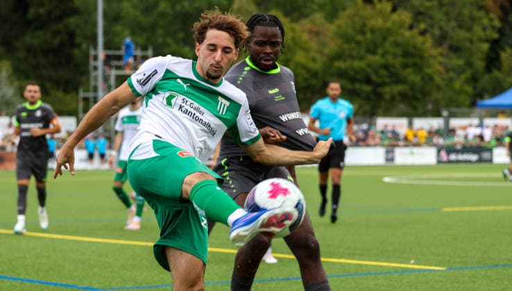 Soccer Switzerland Swiss Cup 2026 2027 August 16, 2026 FC Thalwil vs. FC St. Gallen 1879 Brand Sports Complex, Thalwil, ZH, Switzerland Bonsu of FC Thalwil and Joel Ruiz of FC St. Gallen 1879 battle for the ball here in Thalwil, ZH, at the Brand Sports Complex, Canton of Zurich, Switzerland Copyright: xAmiirxAmedjouax