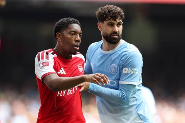 Community Shield 2026, 16. August 2026, Cardiff – Community Shield 2026, Fußball: Arsenal gegen Manchester City – Myles Lewis Skelly von Arsenal und Josko Gvardiol von Manchester City – Foto: Charlotte Wilson – Abseits – Cardiff, Großbritannien  Copyright: xCharlottexWilsonx xOffsidexOffside