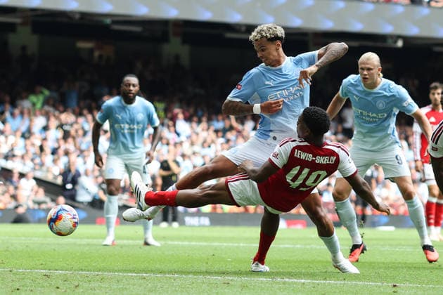 Community Shield 2026 16. August 2026, Cardiff Community Shield 2026 Fußball Arsenal gegen Manchester City Myles Lewis Skelly von Arsenal blockt einen Schuss von Nico O’Reilly von Manchester City Foto: Charlotte Wilson Abseits Cardiff, Großbritannien  Copyright: xCharlottexWilsonx xOffsidexOffside