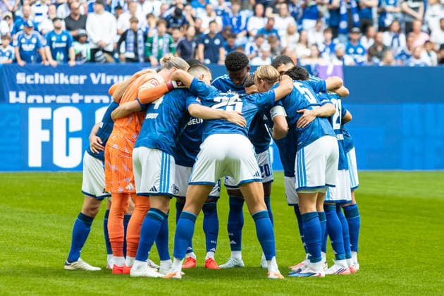 The FC Schalke 04 players form a circle during the preseason friendly match between FC Schalke 04 and Real Madrid at Veltins Arena on August 16, 2026, in Gelsenkirchen, Germany. Photo by Mario Hommes, DeFodi Images