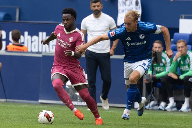 Gelsenkirchen, Germany, August 16, 2026, Vinicius Junior of Real Madrid and Timo Becker of FC Schalke 04 in a duel during the friendly match between FC Schalke 04 and Real Madrid at the Veltins Arena in Gelsenkirchen. Photo by Joachim Bywaletz. DFB and DFL regulations prohibit any use of photographs as IMAGE SEQUENCES AND OR QUASI-VIDEO Copyright: JoachimxBywaletz xJB-Sportfoto