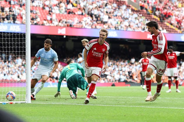 Community Shield 2026, 16. August 2026, Cardiff – Community Shield 2026, Fußball: Arsenal gegen Manchester City – Martin Odegaard von Arsenal feiert das dritte Tor gemeinsam mit Kai Havertz von Arsenal. Foto: Charlotte Wilson, Abseits, Cardiff, Großbritannien  Copyright: xCharlottexWilsonx xOffsidexOffside