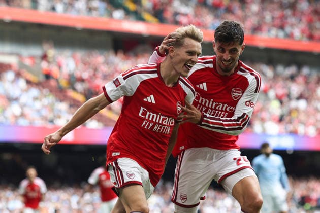 Community Shield 2026, 16. August 2026, Cardiff – Community Shield 2026, Fußball: Arsenal gegen Manchester City – Martin Odegaard von Arsenal feiert das dritte Tor gemeinsam mit Kai Havertz von Arsenal. Foto: Charlotte Wilson, Abseits, Cardiff, Großbritannien  Copyright: xCharlottexWilsonx xOffsidexOffside