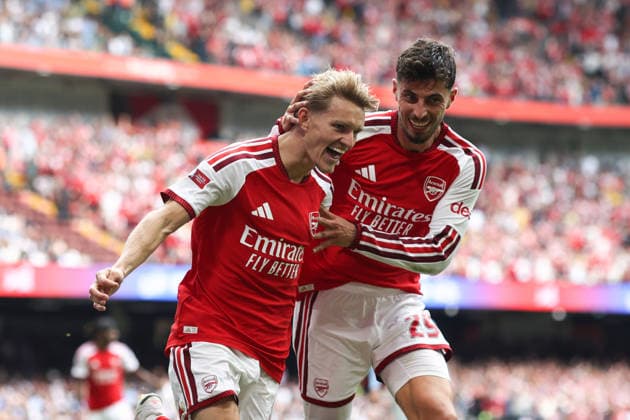 Community Shield 2026, 16. August 2026, Cardiff – Community Shield 2026, Fußball: Arsenal gegen Manchester City – Martin Odegaard von Arsenal feiert das dritte Tor gemeinsam mit Kai Havertz von Arsenal. Foto: Charlotte Wilson, Abseits, Cardiff, Großbritannien  Copyright: xCharlottexWilsonx xOffsidexOffside