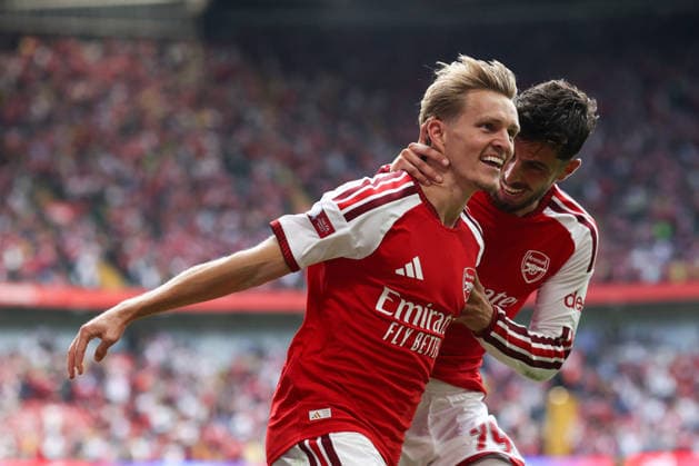 Community Shield 2026, 16. August 2026, Cardiff – Community Shield 2026, Fußball: Arsenal gegen Manchester City – Martin Odegaard von Arsenal feiert das dritte Tor gemeinsam mit Kai Havertz von Arsenal. Foto: Charlotte Wilson, Abseits, Cardiff, Großbritannien  Copyright: xCharlottexWilsonx xOffsidexOffside