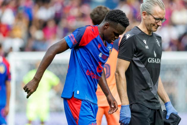 Metinho FC Basel, 05 leaves the field injured, Switzerland, soccer, friendly match, 2026–2027, FC Basel vs. FC Barcelona, August 16, 2026, Basel Sankt Jakob Park, Switzerland Copyright: xGrantxHubbsx