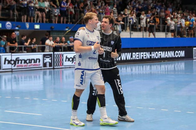 August 16, 2026, xgox, Handball Wartburg Cup: ThSV Eisenach vs. TBV Lemgo Lippe emspor; from left: Lukas Hutecek (Lemgo), 2; Constantin Möstl (Lemgo), 1; Celebrating the victory; Celebrations after the game in Eisenach