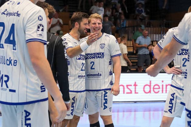 August 16, 2026, xgox, Handball Wartburg Cup: ThSV Eisenach vs. TBV Lemgo Lippe emspor; from left: Tim Suton (Lemgo), 23; Lukas Hutecek (Lemgo), 2; Celebrating the victory; Celebrations after the game in Eisenach
