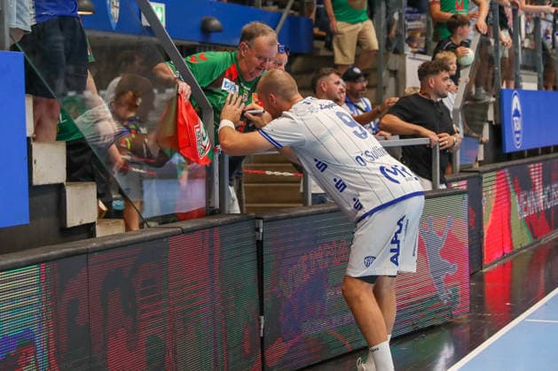 August 16, 2026, xgox, Handball Wartburg Cup: ThSV Eisenach vs. TBV Lemgo Lippe emspor; from left: Christian O Sullivan (Lemgo), No. 9 signing autographs (Eisenach)