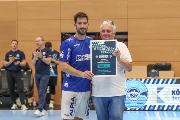 August 16, 2026, xgox, Handball Wartburg Cup: ThSV Eisenach vs. TBV Lemgo Lippe emspor; from left: Tim Suton (Lemgo), 23, accepts the certificate for third place in Eisenach
