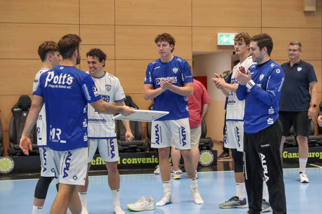 August 16, 2026, xgox, Handball Wartburg Cup: ThSV Eisenach vs. TBV Lemgo Lippe emspor; from left: Tim Suton (Lemgo), 23, accepts the certificate for third place in Eisenach