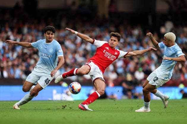 Community Shield 2026, 16. August 2026, Cardiff – Community Shield 2026, Fußball: Arsenal gegen Manchester City – Von links nach rechts: Abdukodir Khusanov (Manchester City), Christos Tzolis (Arsenal) und Rico Lewis (Manchester City). Foto: Mark Leech – Abseits, Cardiff, Großbritannien  Copyright: xMarkxLeechx xOffsidexOffside