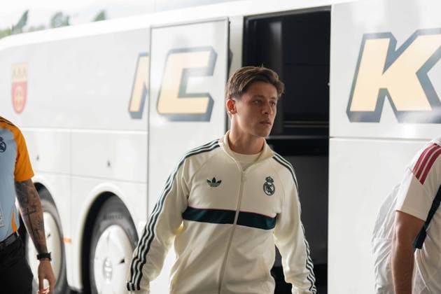 August 16, 2026: Soccer – FC Schalke 04 vs. Real Madrid, friendly match at the Veltins Arena in Gelsenkirchen; arrival of Arda Güler from Real Madrid, 15 IMPORTANT NOTICE: In accordance with the guidelines of the DFL and the DFB, it is prohibited to use or allow the use of photographs taken in the stadium and or during the match in the form of sequential images and or video-like photo series. Copyright: xJamesxZabelx