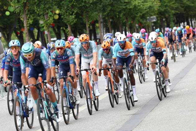 A dense pack of riders passes along the tree-lined route at Hamburg’s Rathausmarkt during the EuroEyes Cyclassics. Numerous teams are represented in the photo, including riders in the jerseys of INEOS Grenadiers, Bahrain Victorious, Bora hansgrohe, and NTT Pro Cycling. A large peloton at the EuroEyes Cyclassics in Hamburg Copyright: xspeedshotx xSarahxWolfx