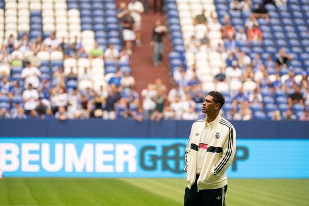 August 16, 2026: Soccer – FC Schalke 04 vs. Real Madrid, friendly match at the Veltins Arena in Gelsenkirchen; Jude Bellingham of Real Madrid inspects the field, 5 IMPORTANT NOTICE: In accordance with DFL and DFB regulations, it is prohibited to use or allow the use of photographs taken in the stadium and or during the match in the form of sequential images and or video-like photo series. Copyright: xJamesxZabelx