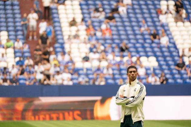 August 16, 2026: Soccer – FC Schalke 04 vs. Real Madrid, friendly match at the Veltins Arena in Gelsenkirchen; Jude Bellingham of Real Madrid inspects the field, 5 IMPORTANT NOTICE: In accordance with DFL and DFB regulations, it is prohibited to use or allow the use of photographs taken in the stadium and or during the match in the form of sequential images and or video-like photo series. Copyright: xJamesxZabelx