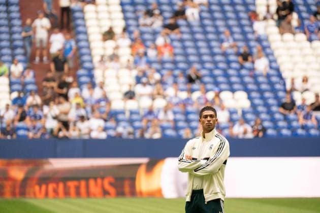 August 16, 2026: Soccer – FC Schalke 04 vs. Real Madrid, friendly match at the Veltins Arena in Gelsenkirchen; Jude Bellingham of Real Madrid inspects the field, 5 IMPORTANT NOTICE: In accordance with DFL and DFB regulations, it is prohibited to use or allow the use of photographs taken in the stadium and or during the match in the form of sequential images and or video-like photo series. Copyright: xJamesxZabelx