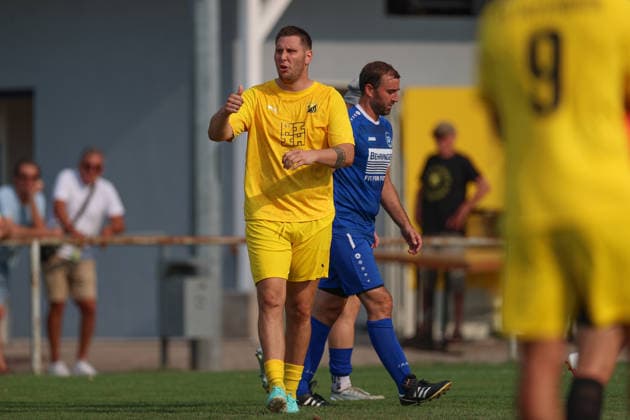 Niklas Suele, SV Tiefenbach, 22 Praise for his teammates, Thumbs up, SV Tiefenbach vs. SG Kirchardt, Soccer, bfv Sinsheim District League, Matchday 1, 2026–2027, August 16, 2026, SV Tiefenbach vs. SG Kirchardt, soccer, bfv Sinsheim District League, Matchday 1, 2026–2027, August 16, 2026, Östringen Copyright: xEibner-Pressefoto VornamexNachnax EP_JPA